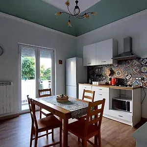 https://elenahouse-alla-kalsa.sicilyhotelsitaly.net